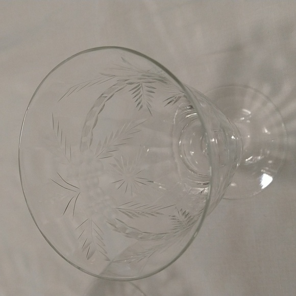 Set of 6 etched crystal wine glasses 8 ounces - Picture 3 of 4